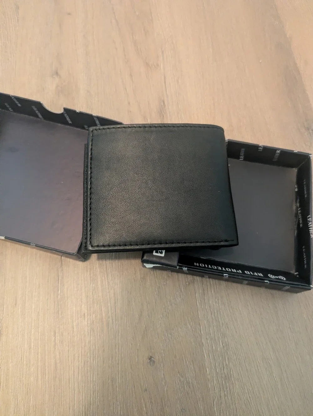 New In Box Stone Mountain Bifold Leather Wallet